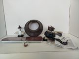 une table sur laquelle se trouvent de nombreux objets