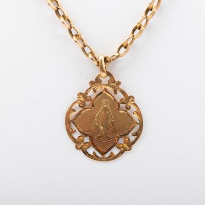 une photo d'un collier en or sur lequel figure le portrait d'une femme