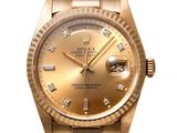 La montre Rolex en or est sertie de diamants sur le cadran.