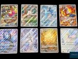 Six cartes Pokémon différentes sont représentées sur une surface noire.