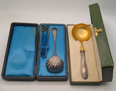 trois cuillères en argent et une cuillère dans une boîte