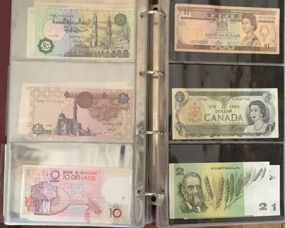cinq billets de banque canadiens différents dans un classeur