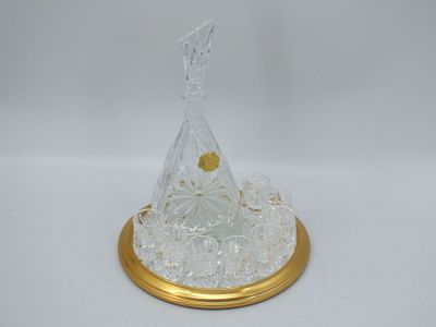 verre transparent avec un socle doré et un socle doré sur fond blanc