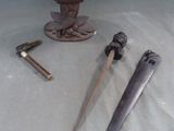 deux couteaux et un bougeoir posés sur une table