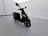 un scooter garé dans une pièce