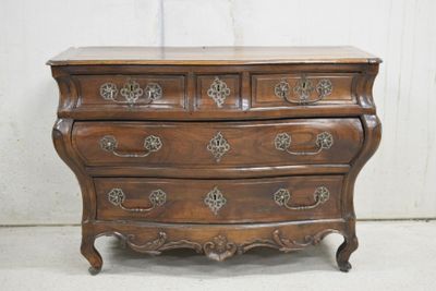 une commode en bois ornée de sculptures