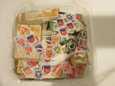un récipient en plastique rempli de timbres et une paire de ciseaux