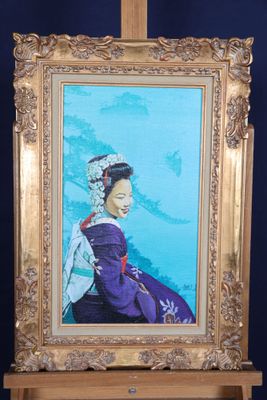 un tableau représentant une femme en robe violette posée sur un chevalet