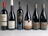 plusieurs bouteilles de vin sont alignées sur une table