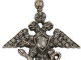 un pendentif en argent orné d'un aigle et d'un serpent