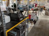 une pièce avec beaucoup d'objets sur les étagères