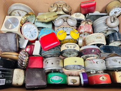 de nombreux modèles de montres différents dans une boîte