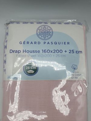l'emballage d'un drap rose orné d'une image de cheval