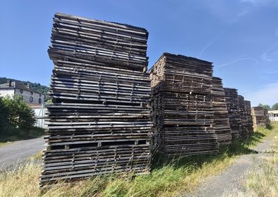 un tas de bûches posé au bord d'une route