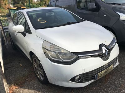 la photo d'une voiture blanche garée dans un parking
