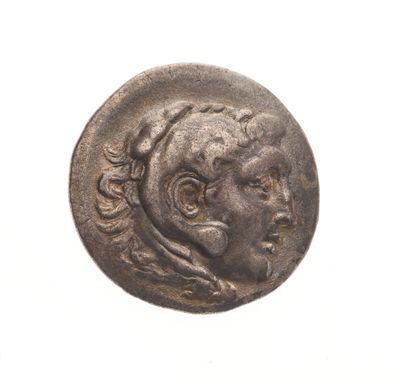 gros plan d'une pièce de monnaie sur laquelle figure un visage de femme