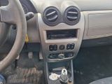 un tableau de bord de voiture avec un porte-gobelet et un volant