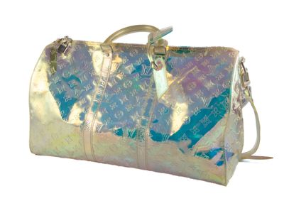 un sac brillant muni d'une anse, sur fond blanc