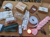 une table sur laquelle se trouvent de nombreux objets différents