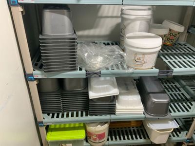 Un lot de bacs gastronormés différentes tailles en plastique…