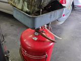 un extincteur rouge posé sur un chariot dans un garage