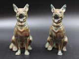 deux figurines de chiens assis l'une à côté de l'autre sur une table