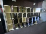 une rangée de casiers dans une pièce où se trouvent de nombreux cartons