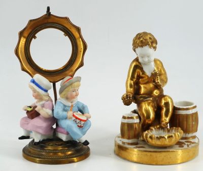 deux figurines d'un homme et d'une femme assis l'un à côté de l'autre