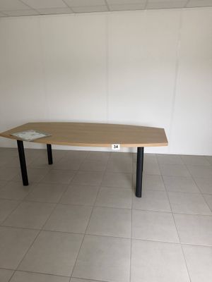 une table en bois aux pieds noirs dans une pièce