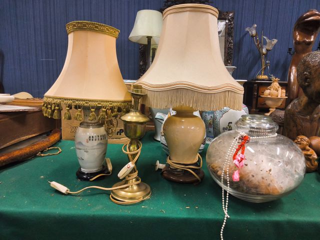 Lot de 2 lampes en porcelaine, une lampe en cuivre et un pot couv...