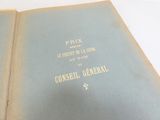 un livre ouvert sur une table