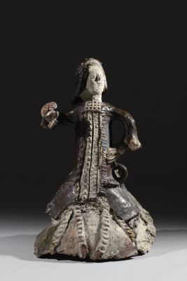 statue d'une femme en robe tenant un oiseau dans la main