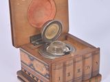 une petite boîte en bois contenant une plaque en argent