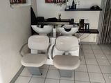 une photo d'un salon avec des fauteuils et un miroir