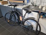 un vélo garé dans une cuisine