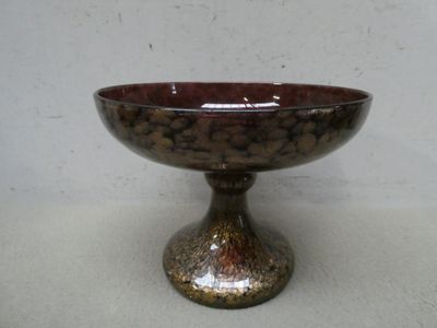 un bol marron posé sur une table blanche