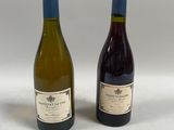 deux bouteilles de vin posées l'une à côté de l'autre sur une table