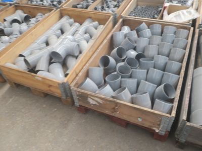 une boîte contenant de nombreux types de tuyaux et de raccords différents