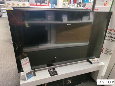 un téléviseur posé sur une étagère dans un magasin