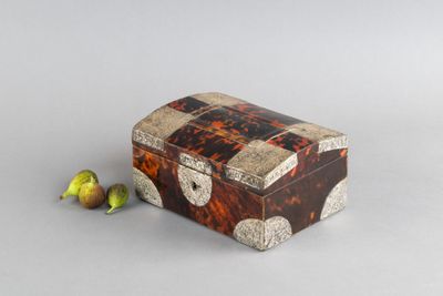 une petite boîte contenant des fruits