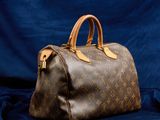 Sac Louis Vuitton sur fond bleu