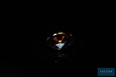 un gros plan d'une bague dans l'obscurité, sur fond noir