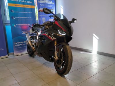 une moto garée dans un bâtiment