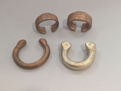 trois modèles différents de boucles d'oreilles « ear cuff » en bronze sur un fond blanc