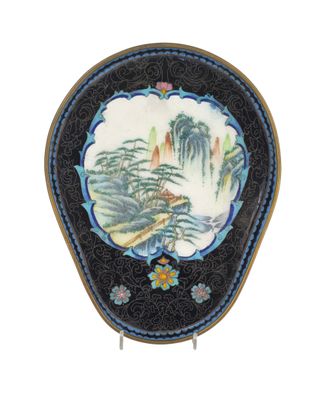 a picture of a decorative plate with a painting on it
