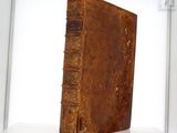 un vieux livre posé sur une table blanche