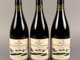 trois bouteilles de vin posées l'une à côté de l'autre sur une table