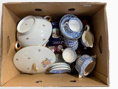 une boîte en carton remplie de vaisselle et de tasses de toutes sortes