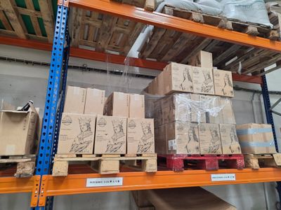 de nombreux cartons sur les étagères de l'entrepôt