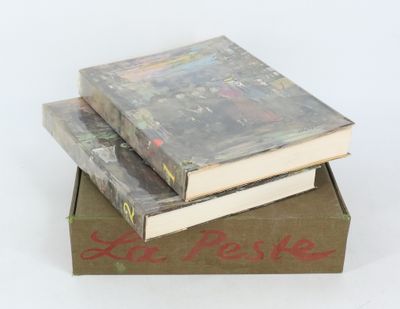 trois livres empilés les uns sur les autres dans une boîte